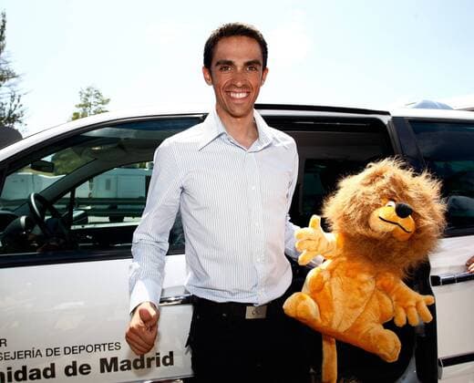 Alberto Contador (Spanien Astana) jubelt anlässlich des Gesamtsieges bei der Tour de France 2009 während seiner Ankunft auf dem Flughafen Madrid Barajas -  - NOxONLINExUSE Radsport Herren Tour de France 2009, Straßenradsport, Straße, Rad, Vdig Einzelbild Madrid Barajas Freude,