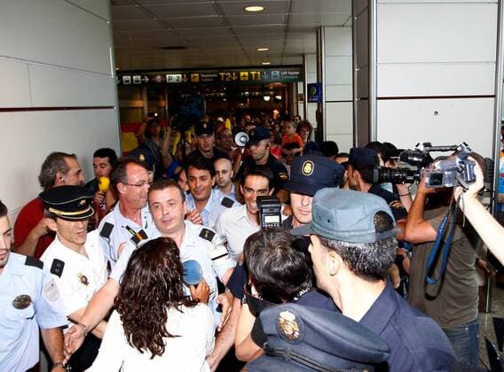 Alberto Contador (Spanien Astana, Mitte) - Gesamtsieger der Tour de France 2009 wird während seiner Ankunft auf dem Flughafen Madrid Barajas begeistert empfangen und benötigt Polizeischutz -  - NOxONLINExUSE Radsport Herren Tour de France 2009, Straßenradsport, Straße, Rad, Vdig Totale Madrid Barajas