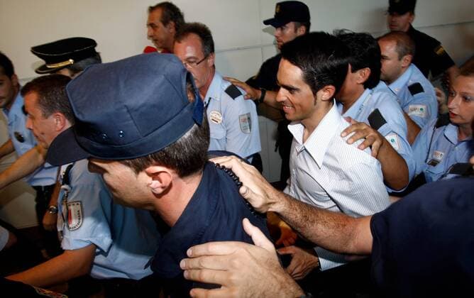 Alberto Contador (Spanien Astana, Mitte) - Gesamtsieger der Tour de France 2009 wird während seiner Ankunft auf dem Flughafen Madrid Barajas begeistert empfangen und benötigt Polizeischutz -  - NOxONLINExUSE Radsport Herren Tour de France 2009, Straßenradsport, Straße, Rad, Vdig Gruppe Madrid Barajas
