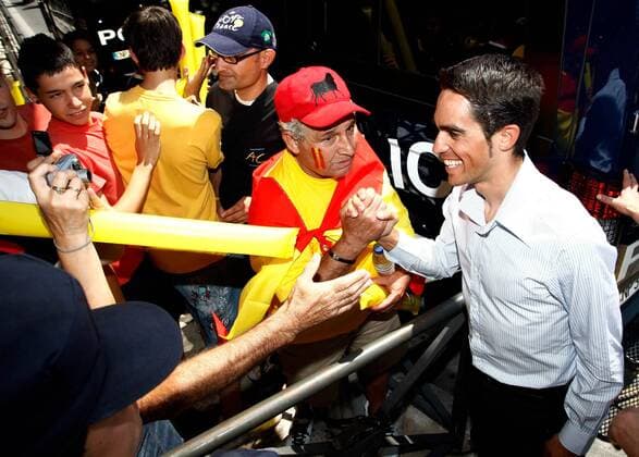 Alberto Contador (Spanien Astana, re.) - Gesamtsieger der Tour de France 2009 wird nach seiner Ankunft auf dem Flughafen Madrid Barajas von Fans empfangen -  - NOxONLINExUSE Radsport Herren Tour de France 2009, Straßenradsport, Straße, Rad, Vdig Gruppe Madrid Barajas Freude,