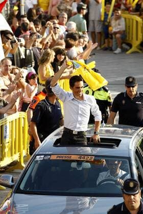 Alberto Contador (Spanien Astana), Gesamtsieger der Tour de France 2009, kehrt im Triumphzug heim nach Pinto, wo er begeistert empfangen wird -  - NOxONLINExUSE Radsport Herren Tour de France 2009, Straßenradsport, Straße, Rad Totale Pinto Freude, Begeisterung,