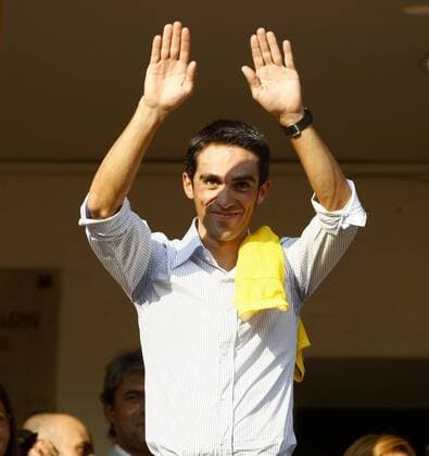 Alberto Contador (Spanien Astana), Gesamtsieger der Tour de France 2009, kehrt im Triumphzug heim nach Pinto, wo er begeistert empfangen wird -  - NOxONLINExUSE Radsport Herren Tour de France 2009, Straßenradsport, Straße, Rad Einzelbild Pinto Freude,
