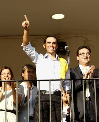 Alberto Contador (Spanien Astana), Gesamtsieger der Tour de France 2009, kehrt im Triumphzug heim nach Pinto, wo er begeistert empfangen wird -  - NOxONLINExUSE Radsport Herren Tour de France 2009, Straßenradsport, Straße, Rad Einzelbild Pinto Freude,