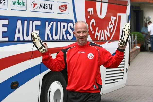 Co Trainer Thomas Finck (Rostock) vor dem Hansa Mannschaftsbus Fußball 2. BL Herren 2009 2010, FC Hansa Rostock, Trainingslager o0 Fotostory Einzelbild Kühlungsborn