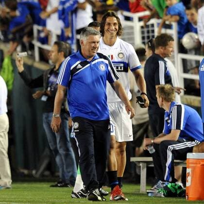 Trainer Carlo Ancelotti (Chelsea, li.) und Zlatan Ibrahimovic (Inter Mailand) -  Fußball Herren World Football Challenge 2009 2010 Test Testspiel, FC Internazionale Mailand - Chelsea London 0:2 Gruppe Pasadena