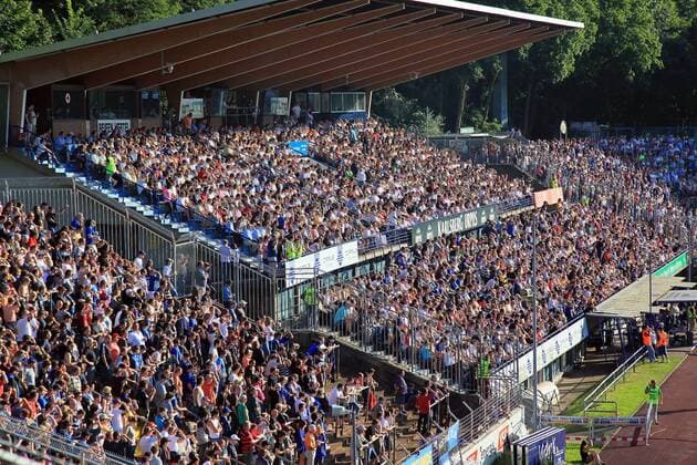 Fußball, Stadiongeschichte 1. FC Saarbrücken Zuschauer auf der Tribüne im Saarbrücker Ludwigsparkstadion bei einem Testspiel des 1. FC Saarbrücken Fußball Herren 2009 2010, Regionalliga West, 1. FC Saarbrücken, Test, Testspiel Totale Ludwigsparkstadion Saarbrücken