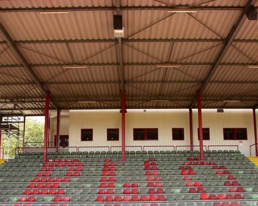 Fußball, Stadiongeschichte Rot-Weiß Oberhausen RWO Schrifzug auf den Sitzreihen des Niederrhein Stadion - Heimspielstätte von Rot Weiß Oberhausen Fußball 2. BL Herren Saison 2009 2010, Rot Weiß Oberhausen, RW, RWO Totale o0 Niederrheinstadion Oberhausen