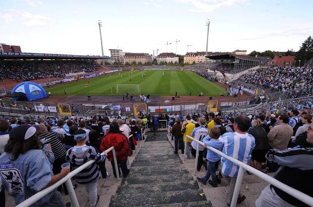 1860 Fans im Stadion an der Grünwalder Straße - Heimspielstätte des TSV 1860 München -  Fußball Herren Saison 2009 2010, Fotostory, Stadionstory, Test, Testspiel, TSV 1860 München Totale München