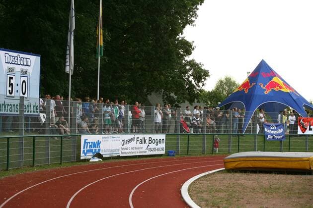 Fans im Stadion am Bad - Heimspielstätte von RB Leipzig Fußball Herren Sachsenpokal 2009 2010, Landespokal Sachsen, sächsischer Pokal, Pokalspiel Totale Markranstädt