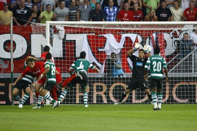Douglas (Enschede, 3.v.li.) erzielt gegen Torwart Rui Patricio (Sporting Lissabon, 2.v.re.) den Treffer zum 1:0 -  Fußball EC 1 Herren Champions League Quali 2009 2010, FC Twente Enschede - Sporting CP Lissabon, Vdig Gruppe Enschede