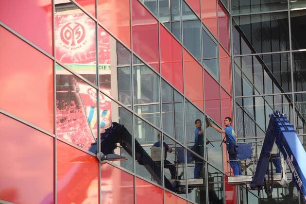 Fußball, Stadiongeschichte 1. FSV Mainz 05 Fensterputzer am Mainzer Bruchwegstadion, Heimspielstätte des FSV Mainz Fußball 1. BL Herren Saison 2009 2010, FSV Mainz 05, Einzelbild Stadion am Bruchweg Mainz
