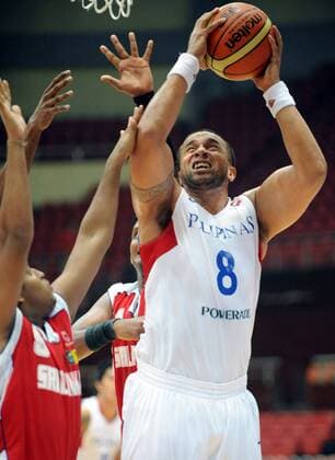 Asi Taulava (Philippinen, re.) im Duell -  Basketball Länderspiel Herren Asia Championship 2009, Asienmeisterschaft, Asien, Philippinen - Sri Lanka Gruppe o0 Nationalmannschaft, Nationaltrikot Tianjin Dynamik, Kampf,
