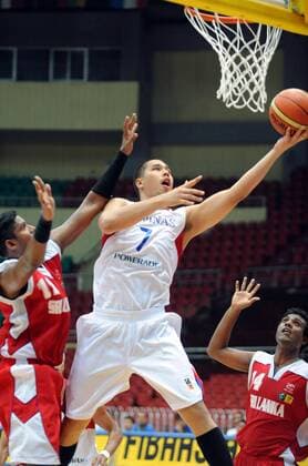Sonny Thoss (Philippinen, Mitte) im Duell -  Basketball Länderspiel Herren Asia Championship 2009, Asienmeisterschaft, Asien, Philippinen - Sri Lanka Gruppe o0 Nationalmannschaft, Nationaltrikot Tianjin Dynamik, Kampf,