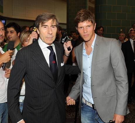 Neuzugang Klaas Jan Huntelaar (re.) wird von Sportdirektor Ariedo Braida (beide AC Mailand) am Flughafen empfangen -  Fußball Herren Serie A 2009 2010, 1. Italienische Liga, Milan Gruppe Mailand