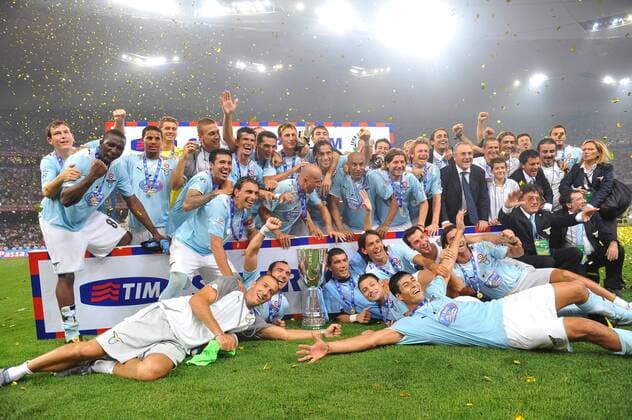 Members of the Lazio team celebrate with the trophy after the Italian Super Cup soccer match in Beijing.  o0 Sieg, Sieger, Siegerfoto, Jubel, Freude, Rom Totale