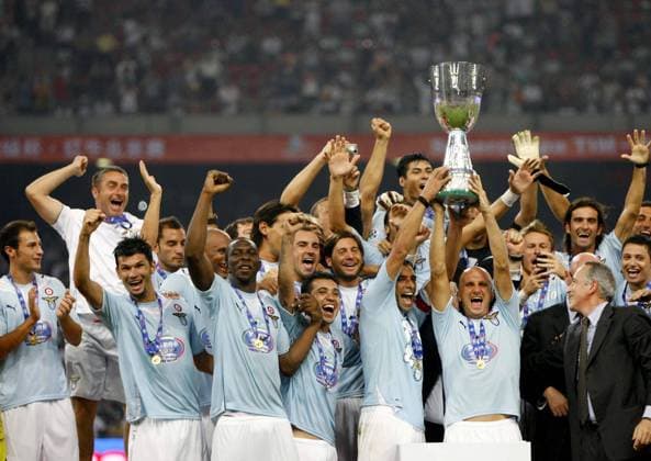 The Lazio team celebrates with the trophy after the Italian Super Cup soccer match in Beijing.  o0 Sieg, Sieger, Jubel, Freude, Siegerehrung, Objekte, Pokal, Trophäe, Rom Totale