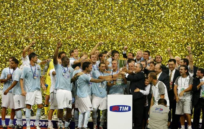 The Lazio team celebrates with the trophy after the Italian Super Cup soccer match in Beijing.  o0 Sieg, Sieger, Jubel, Freude, Siegerehrung, Objekte, Pokal, Trophäe, Rom Totale