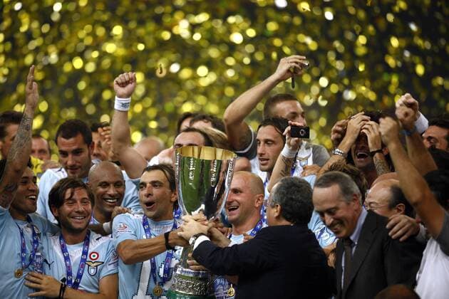The Lazio team celebrates with the trophy after the Italian Super Cup soccer match in Beijing.  o0 Sieg, Sieger, Jubel, Freude, Siegerehrung, Objekte, Pokal, Trophäe, Rom Totale