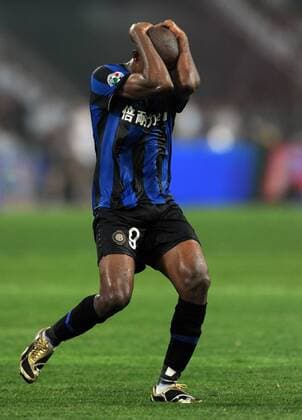 Inter Milan s Samuel Eto o reacts after missing a goal during the Italian Super Cup soccer match in Beijing.  o0 Einzelbild, Freisteller, Etoo, Enttäuschung, Verzweiflung, Emotionen