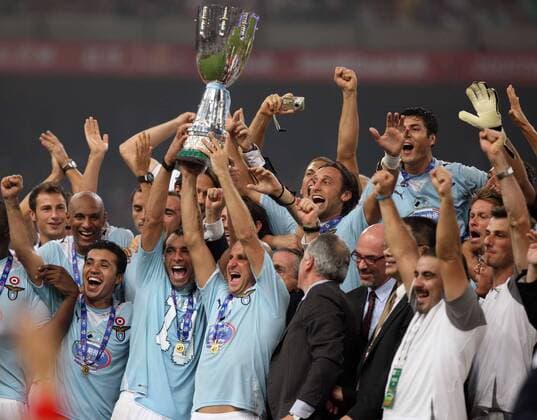 The Lazio team celebrates with the trophy after the Italian Super Cup soccer match in Beijing.  o0 Sieg, Sieger, Jubel, Freude, Siegerehrung, Objekte, Pokal, Trophäe, Rom Totale