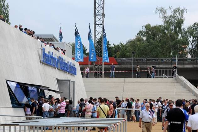 Fußball, Stadiongeschichte FSV Frankfurt Fans im Eingangsbereich des Volksbank Stadion - Heimspielstätte von FSV Frankfurt Fußball 2. BL Herren Saison 2009 2010, FSV Frankfurt Totale Volksbank Stadion Frankfurt M.