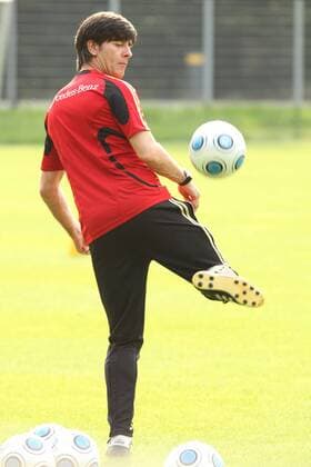 Bundestrainer Joachim Löw (Deutschland) zeigt im Training eine Kostprobe seines Könnens Fußball Herren Nationalmannschaft 2009, Training Einzelbild Frankfurt M.