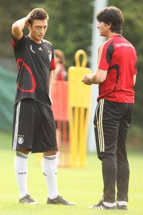 Bundestrainer Joachim Löw im Gespräch mit Mesut Özil (beide Deutschland) Fußball Herren Nationalmannschaft 2009, Training Gruppe Frankfurt M.