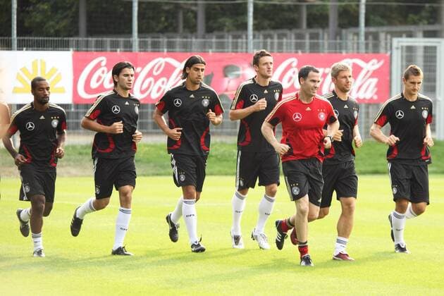 Fitnesstrainer Shad Forsythe (Deutschland, 3.v.re.) - Lauftraining Fußball Herren Nationalmannschaft 2009, Training Gruppe Frankfurt M.