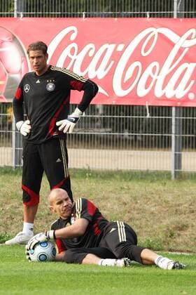 Torwart Robert Enke am Boden, daneben Kollege Tim Wiese (beide Deutschland) Fußball Herren Nationalmannschaft 2009, Training Gruppe Frankfurt M.