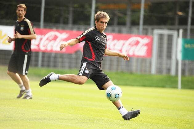Philipp Lahm (Deutschland) am Ball Fußball Herren Nationalmannschaft 2009, Training Einzelbild Frankfurt M. Dynamik,