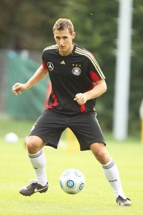 Miroslav Klose (Deutschland) am Ball Fußball Herren Nationalmannschaft 2009, Training Einzelbild Frankfurt M.