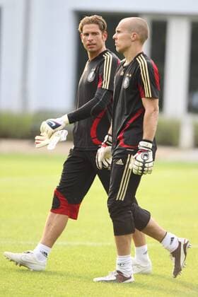 Torwart Tim Wiese (li.) im Gespräch mit Kollege Robert Enke (beide Deutschland) Fußball Herren Nationalmannschaft 2009, Training Gruppe Frankfurt M.