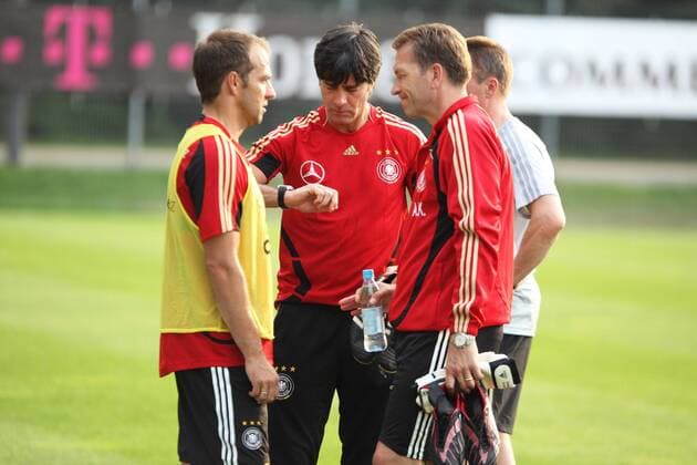 Bundestrainer Joachim Löw (Mitte) im Gespräch mit Co Trainer Hans Dieter Flick (li.) und Torwarttrainer Andreas Köpke (alle Deutschland) Fußball Herren Nationalmannschaft 2009, Training Gruppe Frankfurt M.