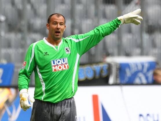 Torwart Gabor Kiraly (1860) gibt Anweisungen Fußball 2. BL Herren Saison 2009 2010, TSV 1860 München Einzelbild München