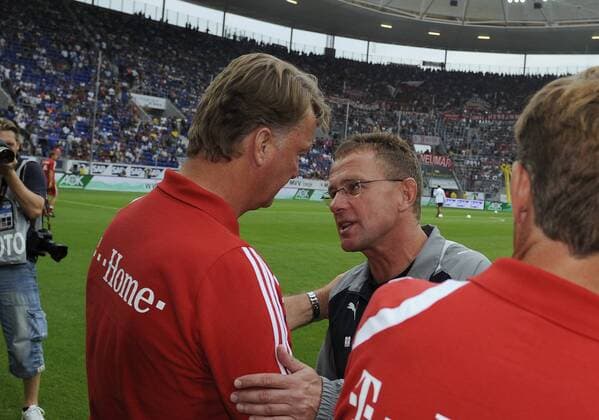 Trainer Louis van Gaal (Bayern, li.) begrüsst Trainerkollege Ralf Rangnick (Hoffenheim) Fußball 1. BL Herren Saison 2009 2010, TSG 1899 Hoffenheim - FC Bayern München 1:1, Vdig Gruppe Sinsheim
