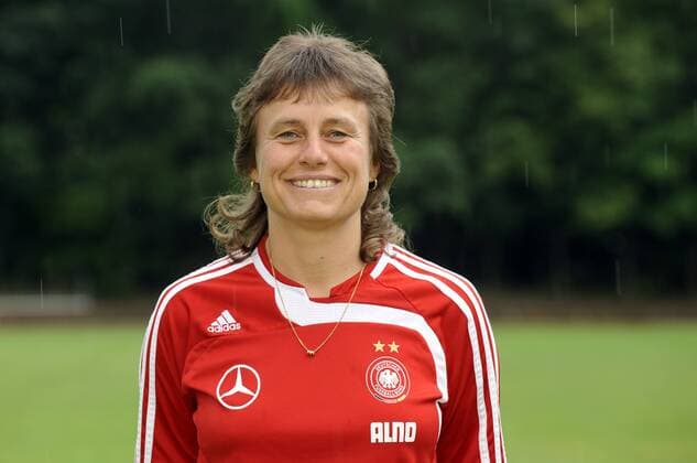 Co Trainerin Ulrike Ballweg (Deutschland) Fußball Damen Nationalteam 2009, Nationaltrikot, Porträttermin, Präsentation, Pressetermin, Frauen, Frauenfußball Porträt Neu Isenburg