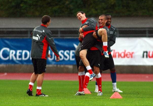 Eren Derdiyok (2.v.re.) hebt Stephan Lichtsteiner (beide Schweiz) Fußball Herren Nationalteam 2009, Training, Vdig Gruppe Basel 