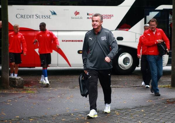 Nationaltrainer Ottmar Hitzfeld (Schweiz) während der Ankunft zum Training Fußball Herren Nationalteam 2009, Training, Vdig Gruppe Basel 