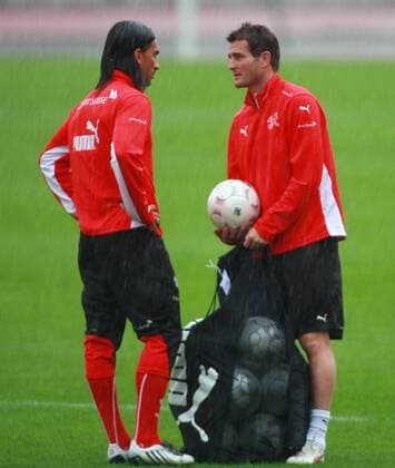 Hakan Yakin (li.) neben Alexander Frei (beide Schweiz) Fußball Herren Nationalteam 2009, Training, Vdig Gruppe Basel 