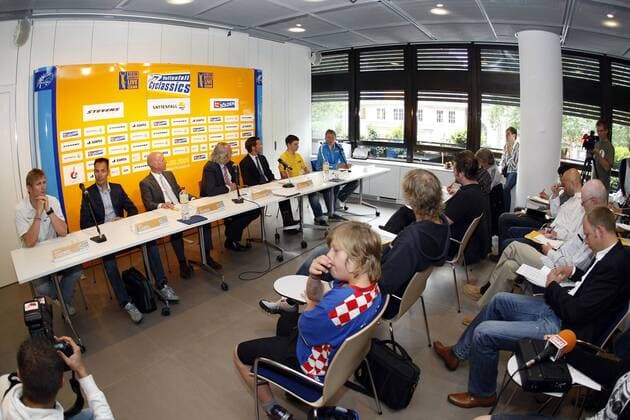 Pressekonferenz anlässlich der Vattenfall Cyclassics 2009, v.li.: Andre Greipel, Erik Zabel (beide Columbia High Road), Vattenfallsprecher Ivo Banek, Christian Hinzpeter, Frank Bertling , Felix Rieckmann und Christian Knees (alle Deutschland Milram) Radsport Herren Vattenfall Cyclassics 2009, Straßenradsport, Straße, Rad, PK, Pressetermin, Totale o0 ProTour Hamburg
