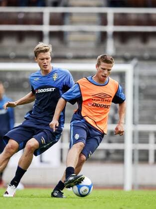 Anders Svensson (re.) gegen Viktor Elm (beide Schweden) -  (KP20090811) Fußball Herren Nationalteam 2009, Training Gruppe Stockholm Dynamik,