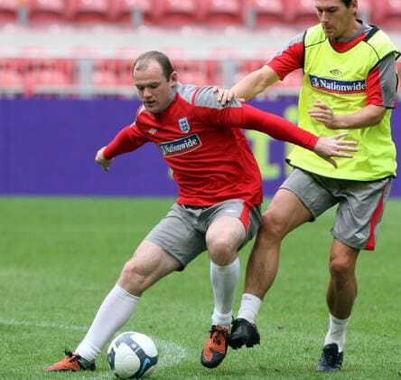 AMSTERDAM - Wayne Rooney und Gareth Barry (ENG). 