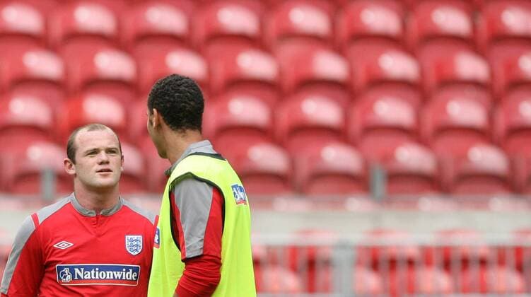 AMSTERDAM - Wayne Rooney (li.) und Rio Ferdinand (ENG). 