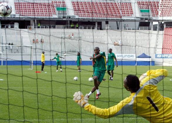 KLAGENFURT - Samuel Etoo (hi.) und Idriss Carlos Kameni (CMR). Stichwort: Elfmeter  o0 Hintertor, Hintertorkamera, Hintertorperspektive o00 Eto o