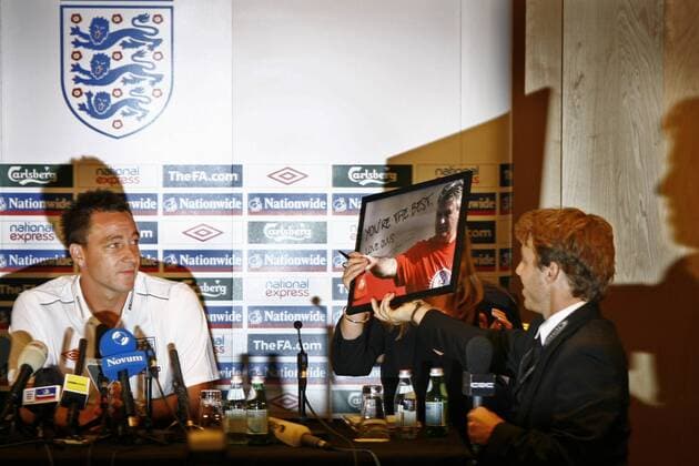 John Terry (England) erhält von einem Reporter ein Bild seines ehemaligen Trainers Guus Hiddink (Niederlande) mit dem Schriftzug - You are the best -  Fußball Herren Nationalteam 2009, PK, Pressetermin Gruppe Amsterdam
