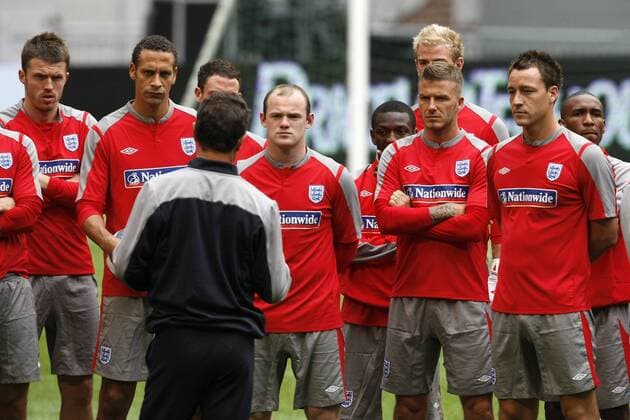 Nationalteam aus England lauscht gebannt ihrem Nationaltrainer Fabio Capello, v.re.: John Terry, David Beckham, Wayne Rooney, Rio Ferdinand und Michael Carrick -  Fußball Herren Nationalteam 2009, Training Gruppe Amsterdam Nachdenklichkeit,