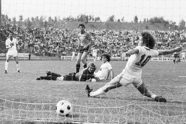 Hans Joachim Abel (Bochum, hi.) erzielt das 5:0 gegen Torwart Norbert Nigbur (Schalke) Fußball 1. BL Herren Saison 1980 1981, FC Schalke 04 - VfL Bochum 0:6 Gruppe Gelsenkirchen Dynamik, Spannung,