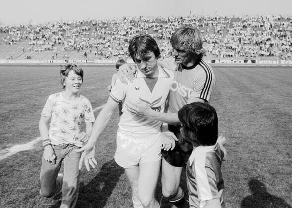 Klaus Fischer (Schalke, li.) möchte keinen Trost von Jupp Tenhagen (Bochum) nach einer desaströsen 0:6 Klatsche gegen den Lokalrivalen Fußball 1. BL Herren Saison 1980 1981, FC Schalke 04 - VfL Bochum 0:6 Gruppe Gelsenkirchen Enttäuschung, Kameradschaft,