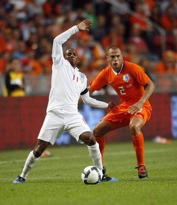 England s Ashley Young (L) tussles with Holland s John Heitinga EDITORIAL USE ONLY. No use with unauthorised audio, video, data, fixture lists, club league logos or live services. Online in-match use limited to 120 images, no video emulation. No use in betting, games or single club league player publications.