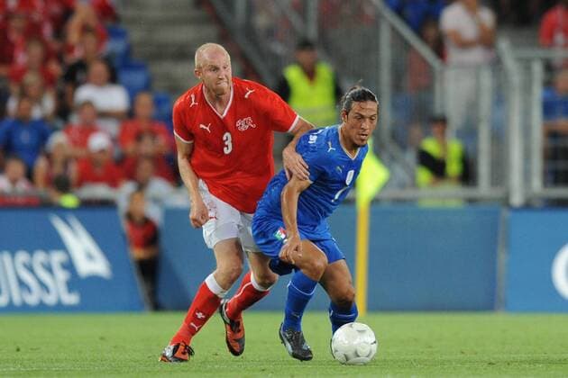 Mauro Camoranesi (Italien, re.) gegen Ludovic Magnin (Schweiz) 